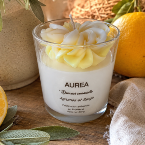 Bougie parfumée Agrumes et Sauge avec décor floral en cire