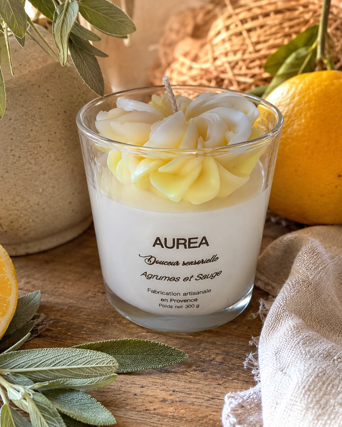Bougie parfumée Agrumes et Sauge avec décor floral en cire